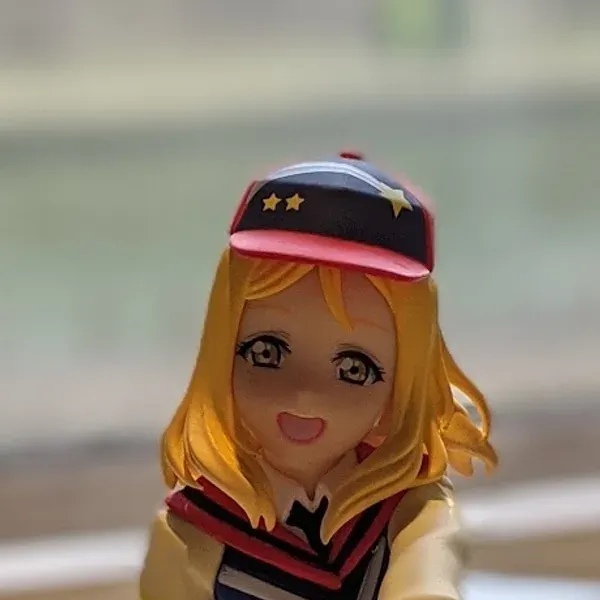 Aqoursのジャケット姿で座る小原鞠莉のフィギュア