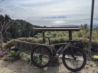 300kmを走るにしては少ない荷物だけど登攀距離があれなので軽量化。これで9kgくらいだったような気がする