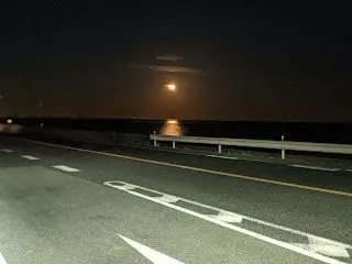 海から月が昇る瞬間を見た