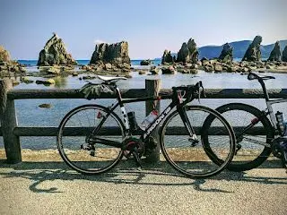 りっけいさんのARGON18。インナーチェーンリングに楕円ギアを採用して荷物を外せばそのままレースに出られるストイックバイクだ！サラリと赤色のインナーを入れるあたりりっけいさんのセンスが滲み出ている